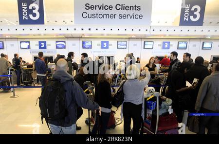 Bildnummer: 53957656 Datum: 20.04.2010 Copyright: imago/Xinhua (100420) -- PARIGI, 20 aprile 2010 (Xinhua) -- coda passeggeri davanti al banco di Air France all'aeroporto Charles De Gaulle di Parigi, capitale della Francia, 20 aprile 2010. La Francia ha detto che stava progressivamente riaprendo gli aeroporti da lunedì, con voli limitati da Parigi a partire dall'inizio di martedì. (Xinhua/Zhang Yuwei) (msq) FRANCIA-AEROPORTI-RIAPERTURA PUBLICATIONxNOTxINxCHN Flughafen Brüssel Flugverbot Aschewolke Vulkanasche kbdig xkg 2010 quer premiumd xint o0 Warten, Anstehen, Warteschlange o00 Vulkan Eyjafjalla Vulkanausbru Foto Stock