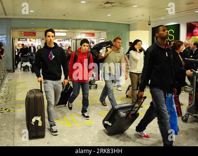 Bildnummer: 53962588 Datum: 21.04.2010 Copyright: imago/Xinhua Travelers Walk Inside the Heathrow Airport in London, capitale della Gran Bretagna, 21 aprile 2010. L'autorità britannica ha riaperto il suo spazio aereo dalle 22:00 di martedì, che era stato chiuso dal 15 aprile a causa dell'influenza della cenere vulcanica proveniente dall'Islanda. (Xinhua/Zeng Yi) (gxr) (4)UK-LONDON-AIR TRAFFIC-REOPEN PUBLICATIONxNOTxINxCHN Gesellschaft Verkehr Luftfahrt Aschewolke Vulkanasche Vulkanausbruch Aufhebung Flugverbot premiumd xint kbdig xsk 2010 quer o00 Vulkan Bildnummer 53962588 Date 21 04 2010 Copyright Imago Trav Foto Stock