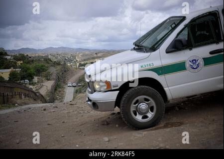 Bildnummer: 53970873 Datum: 22.04.2010 Copyright: imago/Xinhua (100423) -- TUCSON, 23 aprile 2010 (Xinhua) -- US Border Patrol Personnels Inspection the US-Mexico border recence at Nogalas, Arizona, the United States, 22 aprile 2010. L'Arizona è sul punto di attuare la propria serie di leggi per combattere l'immigrazione illegale, poiché due senatori repubblicani degli Stati Uniti hanno proposto di aggiungere 3.000 soldati della Guardia Nazionale e 3.000 agenti di protezione delle dogane e dei confini al confine USA-Messico in Arizona entro il 2015, innescando nuove richieste di riforma dell'immigrazione a livello nazionale. Ci sono quasi 11 milioni di immi illegali Foto Stock