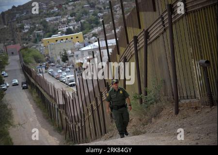 Bildnummer: 53970867  Datum: 22.04.2010  Copyright: imago/Xinhua (100423) -- TUCSON, April 23, 2010 (Xinhua) -- A US Border Patrol personnel inspects the US-Mexico border fence at Nogalas, Arizona, the United States, April 22, 2010. Arizona is on the verge of implementing its own set of laws to combat illegal immigration, as two US Republican senators have proposed adding 3,000 National Guard soldiers and 3,000 Custom and Border Protection Agents to the US-Mexico border in Arizona by 2015, sparking renewed calls for immigration reform on a national level. There are nearly 11 million illegal im Stock Photo