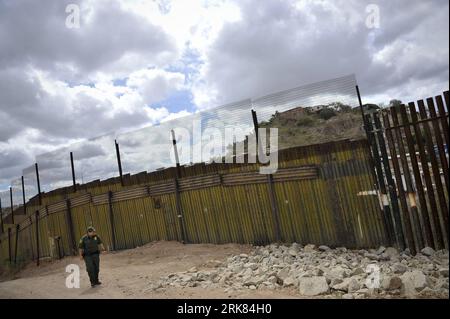 Bildnummer: 53970864  Datum: 22.04.2010  Copyright: imago/Xinhua (100423) -- TUCSON, April 23, 2010 (Xinhua) -- A US Border Patrol personnel inspects the US-Mexico border fence at Nogalas, Arizona, the United States, April 22, 2010. Arizona is on the verge of implementing its own set of laws to combat illegal immigration, as two US Republican senators have proposed adding 3,000 National Guard soldiers and 3,000 Custom and Border Protection Agents to the US-Mexico border in Arizona by 2015, sparking renewed calls for immigration reform on a national level. There are nearly 11 million illegal im Stock Photo