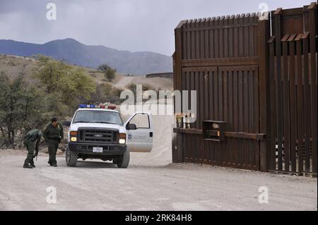 Bildnummer: 53970872 Datum: 22.04.2010 Copyright: imago/Xinhua (100423) -- TUCSON, 23 aprile 2010 (Xinhua) -- US Border Patrol Personnel Inspection the US-Mexico border recence at Nogalas, Arizona, the United States, 22 aprile 2010. L'Arizona è sul punto di attuare la propria serie di leggi per combattere l'immigrazione illegale, poiché due senatori repubblicani degli Stati Uniti hanno proposto di aggiungere 3.000 soldati della Guardia Nazionale e 3.000 agenti di protezione delle dogane e dei confini al confine USA-Messico in Arizona entro il 2015, innescando nuove richieste di riforma dell'immigrazione a livello nazionale. Ci sono quasi 11 milioni di immig illegali Foto Stock