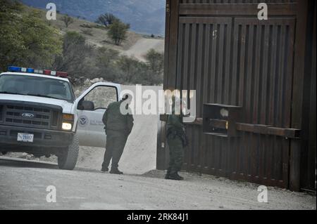 Bildnummer: 53970868 Datum: 22.04.2010 Copyright: imago/Xinhua (100423) -- TUCSON, 23 aprile 2010 (Xinhua) -- US Border Patrol Personnel Inspection the US-Mexico border recence at Nogalas, Arizona, the United States, 22 aprile 2010. L'Arizona è sul punto di attuare la propria serie di leggi per combattere l'immigrazione illegale, poiché due senatori repubblicani degli Stati Uniti hanno proposto di aggiungere 3.000 soldati della Guardia Nazionale e 3.000 agenti di protezione delle dogane e dei confini al confine USA-Messico in Arizona entro il 2015, innescando nuove richieste di riforma dell'immigrazione a livello nazionale. Ci sono quasi 11 milioni di immig illegali Foto Stock