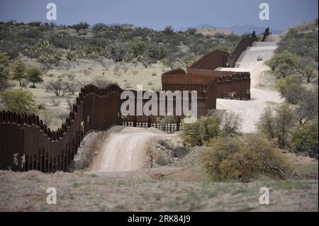 Bildnummer: 53970870  Datum: 22.04.2010  Copyright: imago/Xinhua (100423) -- TUCSON, April 23, 2010 (Xinhua) -- A US Border Patrol vehicle inspects the US-Mexico border fence at Nogalas, Arizona, the United States, April 22, 2010. Arizona is on the verge of implementing its own set of laws to combat illegal immigration, as two US Republican senators have proposed adding 3,000 National Guard soldiers and 3,000 Custom and Border Protection Agents to the US-Mexico border in Arizona by 2015, sparking renewed calls for immigration reform on a national level. There are nearly 11 million illegal immi Stock Photo