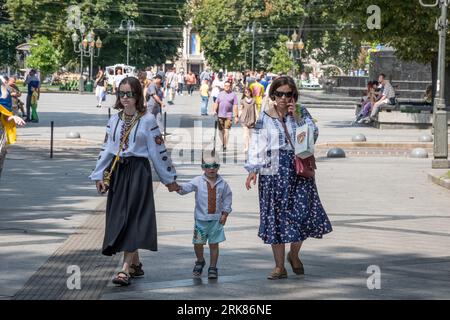 Leopoli, Ucraina. 24 agosto 2023. La gente cammina nel centro città di Leopoli. Il giorno dell'indipendenza dell'Ucraina, le persone in abiti tradizionali ucraini camminano nel centro della città di Leopoli. Credito: SOPA Images Limited/Alamy Live News Foto Stock