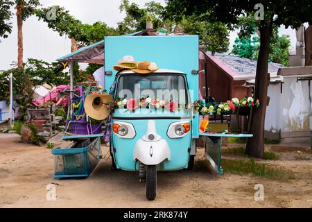 Antico vicolo motorizzato della tradizione italiana decorato con fiori Foto Stock