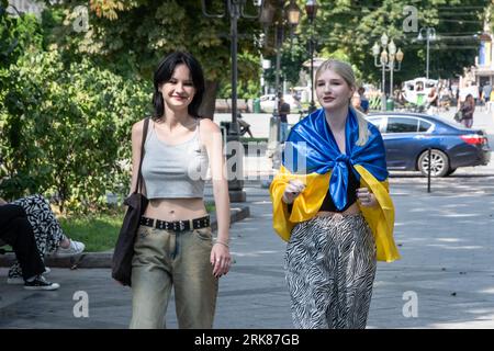 Leopoli, Ucraina. 24 agosto 2023. Due ragazze camminano nel centro di Leopoli. Il giorno dell'indipendenza dell'Ucraina, le persone in abiti tradizionali ucraini camminano nel centro della città di Leopoli. (Foto di Olena Znak/SOPA Images/Sipa USA) credito: SIPA USA/Alamy Live News Foto Stock