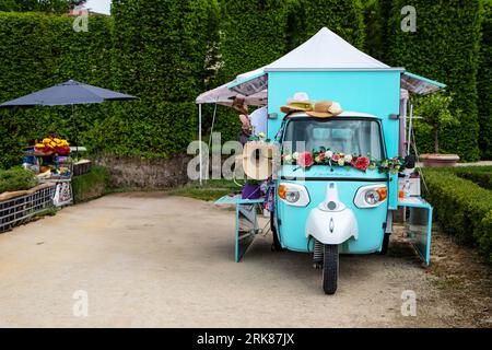 Antico vicolo motorizzato della tradizione italiana decorato con fiori Foto Stock