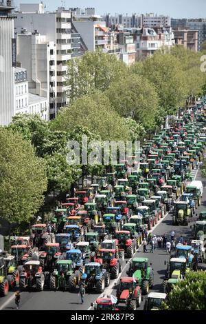 Bildnummer: 53984599  Datum: 27.04.2010  Copyright: imago/Xinhua (100428) -- PARIS, April 28, 2010 (Xinhua) -- French farmers drive their tractors on a major avenue in Paris on April 27, 2010, as they demonstrate against wages cut and to denounce the European Farm Policy. Thousands of French grain farmers took on Pairs streets on Tuesday to protest the lower grain price and demand governmental support on European agriculture regulation, which has delayed much traffic at major entry points to Paris. (Xinhua/Thibault Camus) (ypf) (2)FRANCE-PARIS-FARMER-TRACTOR-PROTEST PUBLICATIONxNOTxINxCHN Poli Stock Photo