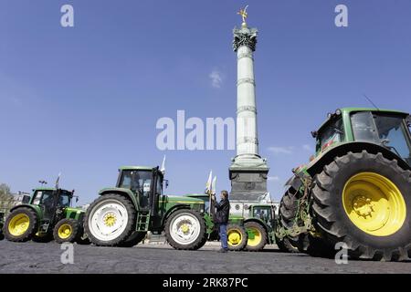 Bildnummer: 53984597 Datum: 27.04.2010 Copyright: imago/Xinhua (100428) -- PARIGI, 28 aprile 2010 (Xinhua) -- gli agricoltori francesi guidano i loro trattori in Place de la Bastille a Parigi il 27 aprile 2010, mentre manifestano contro i salari tagliati e denunciano la politica agricola europea. Migliaia di coltivatori di grano francesi si sono recati in strada martedì per protestare contro il prezzo del grano più basso e chiedere il sostegno del governo al regolamento agricolo europeo, che ha ritardato molto il traffico nei principali punti di ingresso a Parigi. (Xinhua/Thibault Camus) (ypf) (1)FRANCIA-PARIGI-FARMER-TRACTOR-PRO Foto Stock