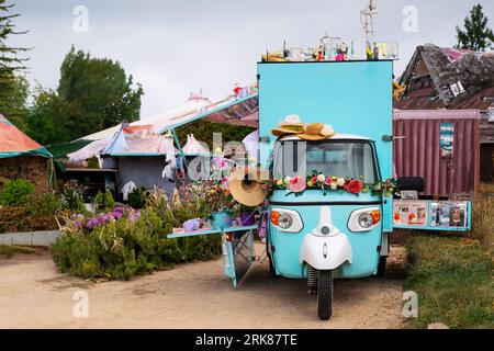 Antico vicolo motorizzato della tradizione italiana decorato con fiori Foto Stock