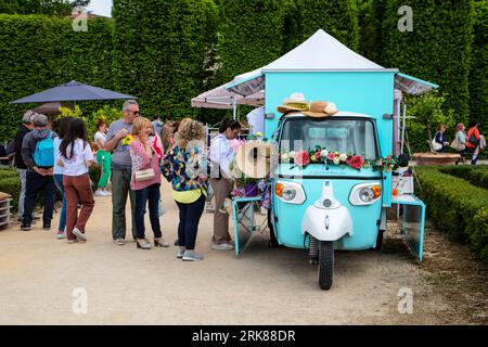 Antico vicolo motorizzato della tradizione italiana decorato con fiori Foto Stock