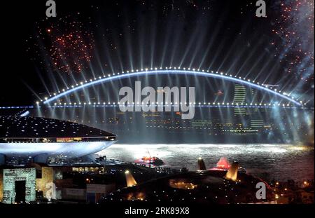 Bildnummer: 54002512 Datum: 30.04.2010 Copyright: imago/Xinhua (100430) -- SHANGHAI, 30 aprile 2010 (Xinhua) -- illuminazione spettacolare è vista sul ponte Lupu durante la cerimonia di apertura del 2010 World Expo tenutosi a Shanghai, Cina orientale, 30 aprile 2010. Il colorato ponte Lupu è stato miracolosamente trasformato in un arcobaleno attraverso il fiume Huangpu venerdì sera. (Xinhua/Wang Song) (lr) WORLD EXPO-OPENING CEREMONY-LUPU BRIDGE (CN) PUBLICATIONxNOTxINxCHN Wirtschaft Gesellschaft EXPO Weltausstellung Eröffnung Eröffnungsfeier totale kbdig xdp 2010 quer o0 Nacht, Restlicht, beleuchtet, Brücke, Geb Foto Stock