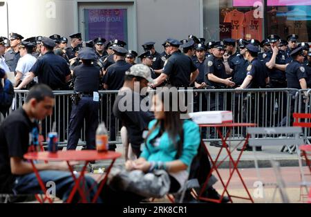 Bildnummer: 54012156 Datum: 02.05.2010 Copyright: imago/Xinhua (100502) -- NEW YORK, 2 maggio 2010 (Xinhua) -- la polizia si riunisce prima di pattugliare Times Square a New York, Stati Uniti, 2 maggio 2010. Domenica, il Commissario della polizia di New York Raymond Kelly ha dichiarato che non vi sono prove a sostegno dell'affermazione di un comandante talibano pakistano di essere dietro l'attentato fallito di sabato a Times Square. Secondo il sito del Long War Journal Sunday Re, un comandante talebano pakistano di primo piano ha rivendicato la responsabilità di un attentato fallito avvenuto sabato nella zona di Times Square a New York City Foto Stock