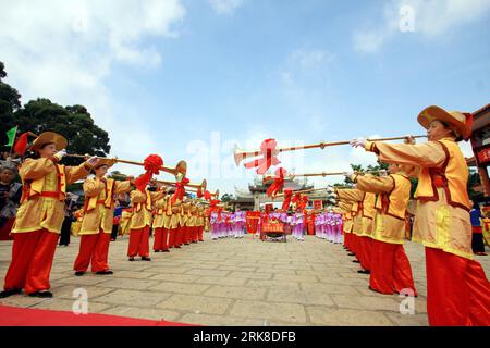 Bildnummer: 54019229  Datum: 04.05.2010  Copyright: imago/Xinhua (100504) -- PUTIAN, May 4, 2010 (Xinhua) -- Actors perform during a Mazu-commemorated temple fair held on Meizhou Island in Putian City, southeast China s Fujian Province, May 4, 2010. A temple fair to commemorate the 1050th anniversary of Goddess Mazu s birthday was held here on Tuesday on which over 20,000 devotees from Taiwan and Fujian provinces gathered for a pageant folklore ceremony of street-stepping to worship the Chinese Goddess blessing the fisherman over sea. (Xinhua/Lin Jianbing) (ly) (1)CHINA-PUTIAN-MAZU-BIRTHDAY-AN Stock Photo