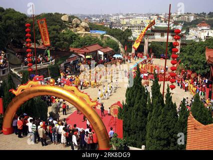 Bildnummer: 54019228 Datum: 04.05.2010 Copyright: imago/Xinhua (100504) -- PUTIAN, 4 maggio 2010 (Xinhua) -- partecipa a una fiera commemorata da Mazu che si tiene sull'isola di Meizhou nella città di Putian, nella provincia del Fujian della Cina sudorientale, 4 maggio 2010. Martedì si è tenuta qui una fiera del tempio per commemorare il 1050° anniversario del compleanno della dea Mazu, in cui oltre 20.000 devoti provenienti da Taiwan e dalle province del Fujian si sono riuniti per una cerimonia folcloristica di sfilata per adorare la dea cinese benedicendo il pescatore sul mare. (Xinhua/Lin Jianbing) (Ly) (2)CINA-PUTIAN-MAZU-COMPLEANNO-ANNIVERSARIO Foto Stock