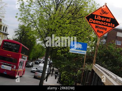 Bildnummer: 54022601 Datum: 04.05.2010 Copyright: imago/Xinhua (100504) -- LONDRA, 4 maggio 2010 (Xinhua) -- Un autobus viaggia nei manifesti della campagna dei Conservatori (L) e dei Liberal Democratici a Londra, in Gran Bretagna, 4 maggio 2010. Con la votazione prevista per il 6 maggio, recenti sondaggi indicano che la battaglia elettorale rimane stretta, in quanto i divari variano dal 4 al 9%, aumentando la prospettiva di un parlamento impiccato senza alcun partito al controllo. (Xinhua/Zeng Yi) (zw) (3)GRAN BRETAGNA-LONDRA-ELEZIONE PUBLICATIONxNOTxINxCHN Politik GBR Wahl Wahlkampf Wahlplakat Plakat premiumd xint kbdig xng 2010 quer Bildnummer 540 Foto Stock