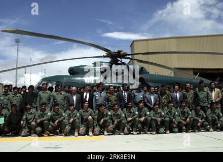 Bildnummer: 54026085 Datum: 05.05.2010 Copyright: imago/Xinhua piloti appena addestrati e funzionari afghani posa per una foto commemorativa dopo una cerimonia di inaugurazione presso l'unità di interdizione aerea della polizia afghana (AIU) a Kabul, capitale dell'Afghanistan, 5 maggio 2010. L'AIU ha sede presso l'aeroporto internazionale di Kabul, che opera in cooperazione tra la forza dell'esercito nazionale afghano e l'unità aerea contro gli stupefacenti degli Stati Uniti, al fine di fornire supporto alle operazioni contro gli stupefacenti a terra. Il Regno Unito diede addestramento a 36 ufficiali afghani e donò sei elicotteri mi-17 al governo afghano. (Xinhua/Sorkhabi) AFGHANISTAN-KABUL-MIL Foto Stock