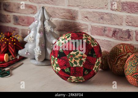 Palla decorativa natalizia cucita con tessuti, accessori per cucire, patchwork tradizionale Foto Stock