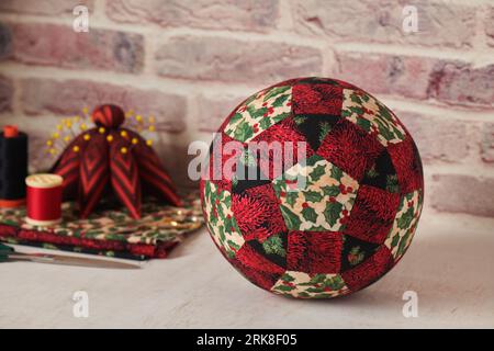 Palla decorativa natalizia cucita con tessuti, accessori per cucire, patchwork tradizionale Foto Stock
