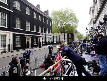 Bildnummer: 54032167 Datum: 07.05.2010 Copyright: imago/Xinhua (100507) -- LONDRA, 7 maggio 2010 (Xinhua) -- i giornalisti si riuniscono di fronte al n. 10 Downing Street a Londra, in Gran Bretagna, la mattina presto del 7 maggio 2010. Le elezioni generali in Gran Bretagna hanno portato a un parlamento impiccato poiché nessun partito vincerà una netta maggioranza, i risultati preliminari hanno mostrato venerdì. (Xinhua/Zeng Yi) (zcq) (4)REGNO UNITO-LONDRA-ELEZIONE PUBLICATIONxNOTxINxCHN Politik Wahl Parlamentswahl Unterhauswahl UK premiumd xint kbdig xmk 2010 quer o00 Presse, Medien, Medieninteresse,. Berichterstattung Bildnummer 54032167 Data 07 0 Foto Stock