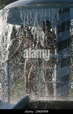 Bildnummer: 54032856  Datum: 07.05.2010  Copyright: imago/Xinhua (100507) -- SAO PAULO, May 7, 2010 (Xinhua) -- Girls take cool shower in Sao Paulo, Brazil, May 7, 2010. High heat swept Sao Paulo these days. (Xinhua/Agencia Estado) (BRAZIL OUT) (gxr) (2)BRAZIL-SAO PAULO-HEAT PUBLICATIONxNOTxINxCHN Gesellschaft Wetter Sao Paulo heiß Hitze Brunnen Abkühlung kbdig xub 2010 hoch o0 Dusche    Bildnummer 54032856 Date 07 05 2010 Copyright Imago XINHUA  Sao Paulo May 7 2010 XINHUA Girls Take cool Shower in Sao Paulo Brazil May 7 2010 High Heat Swept Sao Paulo Thesis Days XINHUA Agencia Estado Brazil Stock Photo