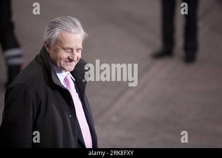 Bildnummer: 54032895 Datum: 07.05.2010 Copyright: imago/Xinhua (100507) -- BRUXELLES, 7 maggio 2010 (Xinhua) -- il presidente della Banca centrale europea (BCE) Jean-Claude Trichet arriva per un vertice speciale dell'UE nella sede del Consiglio europeo a Bruxelles, capitale del Belgio, 7 maggio 2010. I leader della zona euro si riuniscono venerdì per un vertice speciale per concludere il processo di aiuto alla Grecia afflitta dal debito. (Xinhua/Thierry Monasse) (lx) (4)VERTICE BELGIO-BRUXELLES-UE PUBLICATIONxNOTxINxCHN People Politik Brüssel EU Sondergipfel Griechenlandhilfe Griechenland Finanzhilfe Milliardenhilfe Hilfe Pr Foto Stock
