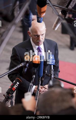 Bildnummer: 54032905  Datum: 07.05.2010  Copyright: imago/Xinhua (100507) -- BRUSSELS, May 7, 2010 (Xinhua) -- Greek Prime Minister Papandreou speaks to reporters upon his arrival for a special EU summit in the headquarters of the European Council in Brussels, capital of Belgium, May 7, 2010. Eurozone leaders get together on Friday for a special summit to conclude the aid process for debt-ridden Greece. (Xinhua/Thierry Monasse) (lx) (15)BELGIUM-BRUSSELS-EU SUMMIT PUBLICATIONxNOTxINxCHN People Politik Brüssel EU Sondergipfel Griechenlandhilfe Griechenland Finanzhilfe Milliardenhilfe Hilfe Premi Stock Photo