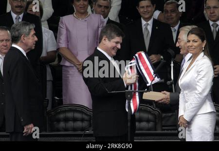 Bildnummer: 54034391 Datum: 08.05.2010 Copyright: imago/Xinhua (100508) - SAN JOSE, 8 maggio 2010 (Xinhua) - il nuovo presidente costaricano Laura Chinchilla (1st R) partecipa alla sua cerimonia di inaugurazione, a San Jose, capitale della Costa Rica, 8 maggio 2010. Chinchilla è diventata la prima donna presidente della Costa Rica e la 54a, risalente al 1848. (Xinhua/Gabriela) (gxr) (3)COSTA RICA-SAN JOSE-NEW PRESIDENT-INAUGURATION PUBLICATIONxNOTxINxCHN People Politik premiumd xint kbdig xkg 2010 quer o0 Oscar Arias Sanchez Bildnummer 54034391 Data 08 05 2010 Copyright Imago XINHUA San Jose 8 maggio 2010 XINHUA Costa Foto Stock