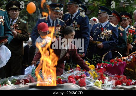 Bildnummer: 54036437  Datum: 09.05.2010  Copyright: imago/Xinhua (100509) -- ALMATY, May 9, 2010 (Xinhua) -- A widow of veteran lays flowers during a ceremony to mark the 65th anniversary of victory on World War II in Almaty, Kazakhstan, May 9, 2010. (Xinhua/Zhao Yu) (jl) (6)KAZAKHSTAN-WW II-ANNIVERSARY PUBLICATIONxNOTxINxCHN Gesellschaft Jahrestag Jubiläum Kriegsende Zweiter 2 Weltkrieg kbdig xsp 2010 quer o0 Veteran Veteranen Witwe o00 Militär, Gedenken    Bildnummer 54036437 Date 09 05 2010 Copyright Imago XINHUA  Almaty May 9 2010 XINHUA a Widow of Veteran Lays Flowers during a Ceremony to Stock Photo