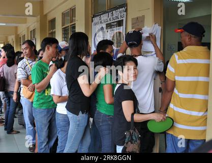 Bildnummer: 54037209 Datum: 10.05.2010 Copyright: imago/Xinhua (100510) -- MANILA, 10 maggio 2010 (Xinhua) -- gli elettori aspettano di esprimere i loro voti in un seggio elettorale a Manila, capitale delle Filippine, 10 maggio 2010. Le elezioni generali filippine per il presidente, il parlamento e i leader locali sono iniziate in 36.679 seggi elettorali in tutto il paese alle 7 di lunedì. Più di 50 milioni di filippini sono stati registrati come elettori quest'anno, di cui, il 85% ha detto che avrebbe votato, secondo la Commissione elettorale (Comelec). (Xinhua) (ypf) (4)FILIPPINE-ELEZIONI GENERALI-VOTO PUBLICATIONxNO Foto Stock