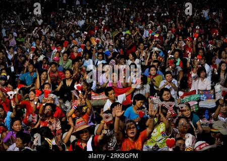 Bildnummer: 54038795 Datum: 10.05.2010 Copyright: imago/Xinhua (100510) -- BANGKOK, 10 maggio 2010 (Xinhua) -- i membri del gruppo anti-governo Tailandese fronte Unito per la democrazia contro la dittatura (UDD) o magliette rosse partecipano a una manifestazione a Bangkok, capitale della Thailandia, 10 maggio 2010. L'anti-governo UDD ha annunciato lunedì di essere d'accordo con l'offerta del primo Ministro di sciogliere la camera dei rappresentanti in qualsiasi giorno tra il 15 e il 30 settembre e di tenere una nuova elezione generale il 14 novembre. (Xinhua/lui Siu Wai) (msq) (8)THAILANDIA-BANGKOK-RED SHIRT-HOUSE-DISSOLUZIONE-AGREEMENT PUBLICATIONxNOTxINxCHN Foto Stock