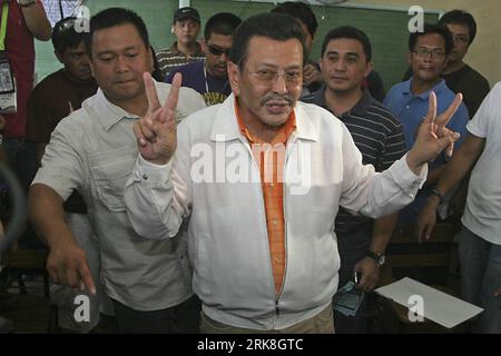 (100510) -- MANILA, May 10, 2010 (Xinhua) -- Presidential candidate, deposed Philippine President Joseph Ejercito Estrada (Front) poses after casting his ballot at the Peroc Cruz Elementary School precinct in San Juan City, the Philippines, May 10, 2010. The Philippine general election voting for the president, parliament and local leaders began at 36,679 polling stations all over the country at 7 a.m. Monday. More than 50 million Filipinos have been registered as voters this year, of whom, 85 percent said they would vote, according to the Election Commission (Comelec). (Xinhua/Jon) (lyx) (17) Stock Photo