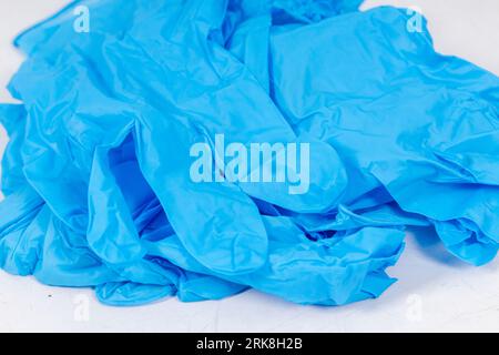 Guanti blu per la protezione della salute isolati su sfondo bianco. Guanti in nitrile per uso medico. Fabbricazione di guanti in gomma, guanti in lattice. guanti protettivi Foto Stock