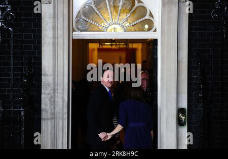 Bildnummer: 54041137  Datum: 11.05.2010  Copyright: imago/Xinhua (100511) -- LONDON, May 11, 2010 (Xinhua) -- Britain s new Prime Minister Conservative party leader David Cameron and his wife Samantha step into 10 Downing Street in London, on May 11, 2010. Cameron was appointed as new prime minister. (Xinhua/Zeng Yi) (zw) (8)BRITAIN-LONDON-CAMERON-NEW PRIME MINISTER PUBLICATIONxNOTxINxCHN People Politik kbdig xdp 2010 quer premiumd xint  o0 Frau, Familie    Bildnummer 54041137 Date 11 05 2010 Copyright Imago XINHUA  London May 11 2010 XINHUA Britain S New Prime Ministers Conservative Party Lea Stock Photo