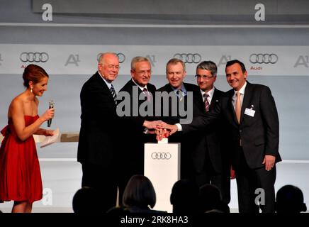 Bildnummer: 54041144 Datum: 11.05.2010 Copyright: imago/Xinhua (100511) -- BRUXELLES, 11 maggio 2010 (Xinhua) -- primo ministro belga Yves Leterme (3rd R), Audi Chief Executive Officer Rupert Stadler (2nd R) e presidente del Consiglio di amministrazione di Volkswagen AG Martin Winterkorn (2nd L) lancio dell'avvio ufficiale della produzione della nuova vettura Audi A3 presso lo stabilimento di assemblaggio di Bruxelles, capitale del Belgio, 11 maggio 2010. (Xinhua/Wang Xiaojun) (gxr) (1)BELGIO-BRUXELLES-Audi A3-PRODUCTION PUBLICATIONxNOTxINxCHN Wirtschaft Automobilindustrie Auto A3 A 3 Produktuion Produktionsstart Produktionsbeginn PE Foto Stock