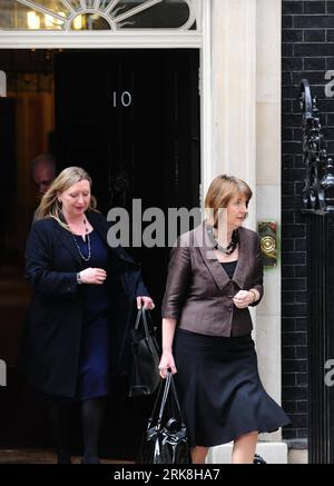 Bildnummer: 54041140 Datum: 11.05.2010 Copyright: imago/Xinhua (100511) - LONDRA, 11 maggio 2010 (Xinhua) - Harriet Harman (R), ex vice leader laburista ed ex leader della camera dei comuni, lascia 10 Downing Street a Londra, Regno Unito, 11 maggio 2010. . (Xinhua/Zeng Yi) (zw) (1)GRAN BRETAGNA-LABOR-HARMAN-ACTING LEADER PUBLICATIONxNOTxINxCHN People Politik kbdig xdp 2010 hoch premiumd xint Bildnummer 54041140 Data 11 05 2010 Copyright Imago XINHUA Londra 11 maggio 2010 XINHUA Harriet Harman r Laburisti ex Vice leader ed ex leader della camera dei comuni lascia 10 Downing Street Foto Stock