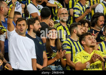 Istanbul, Turchia. 24 agosto 2023. ISTANBUL, TURCHIA - 24 AGOSTO: Tifosi e tifosi di Fenerbahce durante la UEFA Conference League - Play-off - partita di andata tra Fenerbahce e FC Twente allo stadio Ulker Fenerbahce Sukru Saracoglu il 24 agosto 2023 a Istanbul, Turchia (foto di Tolga Adanali/Orange Pictures) credito: Orange Pics BV/Alamy Live News Foto Stock