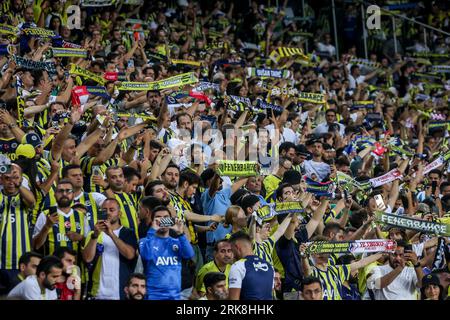 Istanbul, Turchia. 24 agosto 2023. ISTANBUL, TURCHIA - 24 AGOSTO: Tifosi e tifosi di Fenerbahce durante la UEFA Conference League - Play-off - partita di andata tra Fenerbahce e FC Twente allo stadio Ulker Fenerbahce Sukru Saracoglu il 24 agosto 2023 a Istanbul, Turchia (foto di Tolga Adanali/Orange Pictures) credito: Orange Pics BV/Alamy Live News Foto Stock