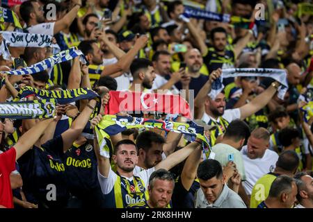 Istanbul, Turchia. 24 agosto 2023. ISTANBUL, TURCHIA - 24 AGOSTO: Tifosi e tifosi di Fenerbahce durante la UEFA Conference League - Play-off - partita di andata tra Fenerbahce e FC Twente allo stadio Ulker Fenerbahce Sukru Saracoglu il 24 agosto 2023 a Istanbul, Turchia (foto di Tolga Adanali/Orange Pictures) credito: Orange Pics BV/Alamy Live News Foto Stock