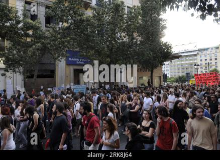 Bildnummer: 54044032  Datum: 12.05.2010  Copyright: imago/Xinhua (100512) -- ATHENS, May 12, 2010 (Xinhua) -- Greek protesters pass by the Marfin bank, where three employees died in a firebomb attack one week ago during a demonstration organized by labor unions in Athens, capital of Greece, May 12, 2010. The two umbrella labor unions of public and private sector employees ADEDY and GSEE called for a new general strike on May 20. (Xinhua/Phasma) (gxr) (3)GREECE-PROTEST PUBLICATIONxNOTxINxCHN Wirtschaft Politik GRE Finanzkrise Wirtschaftskrise Schuldenkrise Staatsverschuldung Krise kbdig xmk 201 Stock Photo