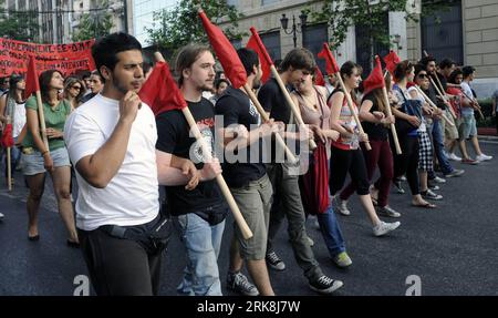 Bildnummer: 54044034 Datum: 12.05.2010 Copyright: imago/Xinhua (100512) -- ATENE, 12 maggio 2010 (Xinhua) -- i manifestanti greci alzano bandiere e striscioni con slogan contro le misure di austerità durante una manifestazione organizzata dai sindacati ad Atene, capitale della Grecia, 12 maggio 2010. I due sindacati ombrello dei dipendenti pubblici e privati ADEDY e GSEE hanno chiesto un nuovo sciopero generale il 20 maggio. (Xinhua/Phasma) (gxr) (2)GRECIA-PROTESTA PUBLICATIONxNOTxINxCHN Wirtschaft Politik GRE Finanzkrise Wirtschaftskrise Schuldenkrise Staatsverschuldung Krise kbdig xmk 2010 quer Bildnummer 5404 Foto Stock