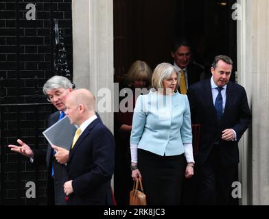 Theresa May Will Nachfolgerin von David Cameron werden 100513) -- LONDRA, 13 maggio 2010 (Xinhua) -- il nuovo Segretario britannico per lo sviluppo internazionale Andrew Mitchell, il Segretario agli Esteri William Hague, il Segretario gallese Cheryl Gilian, il Segretario per gli affari interni Theresa May, il Segretario per i trasporti Philip Hammond e il Segretario alla difesa Liam Fox (da sinistra a destra) lasciano il No. 10 Downing Street a Londra, Gran Bretagna, 13 maggio 2010. Il nuovo primo ministro britannico David Cameron ha tenuto la prima riunione di gabinetto del suo governo di coalizione conservatori-Lib-DEM giovedì mattina. (Xinhua/Zeng Yi)(zl) (3)GRAN BRETAGNA-CAMERON-FIRST CABI Foto Stock