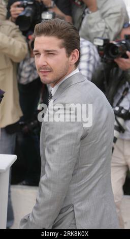 Bildnummer: 54047441 Datum: 14.05.2010 Copyright: imago/Xinhua (100514) -- CANNES, 14 maggio 2010 (Xinhua) -- il membro del cast Shia LaBeouf posa durante una photocall per il film Wall Street - Money Never Sleeps al 63° Festival di Cannes, Francia, 14 maggio 2010. (Xinhua/Dong Feng) (zl) (7)FRANCIA-CANNES-FILM FESTIVAL-WALL STREET PUBLICATIONxNOTxINxCHN People Kultur Entertainment Film 63. Internationale Filmfestspiele Cannes Filmfestival Photocall kbdig xmk 2010 hoch o00 la Beouf Bildnummer 54047441 Data 14 05 2010 Copyright Imago XINHUA Cannes 14 maggio 2010 XINHUA Cast membro Shia la Foto Stock