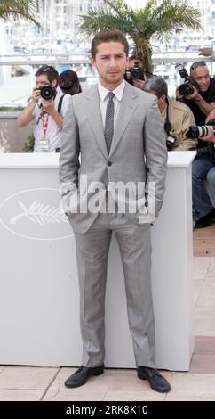 Bildnummer: 54047449 Datum: 14.05.2010 Copyright: imago/Xinhua (100514) -- CANNES, 14 maggio 2010 (Xinhua) -- il membro del cast Shia LaBeouf posa durante una photocall per il film Wall Street - Money Never Sleeps al 63° Festival di Cannes, Francia, 14 maggio 2010. (Xinhua/Dong Feng) (zl) (8)FRANCIA-CANNES-FILM FESTIVAL-WALL STREET PUBLICATIONxNOTxINxCHN People Kultur Entertainment Film 63. Internationale Filmfestspiele Cannes Filmfestival Photocall kbdig xmk 2010 hoch o00 la Beouf Bildnummer 54047449 Data 14 05 2010 Copyright Imago XINHUA Cannes 14 maggio 2010 XINHUA Cast membro Shia L Foto Stock