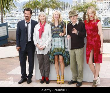 Bildnummer: 54050067 Datum: 15.05.2010 Copyright: imago/Xinhua (100515) -- CANNES, 15 maggio 2010 (Xinhua) -- il regista STATUNITENSE Woody Allen (2nd R) posa con i membri del cast (da L) Josh Brolin, Gemma Jones, Naomi Watts e Lucy Punch durante una photocall per il suo film You Will Meet a Talk Dark Stranger al 63° Festival di Cannes, in Francia, il 15 maggio 2010. (Xinhua/Xiao He)(zl) (1)FRANCIA-CANNES-FILM FESTIVAL-WOODY ALLEN PUBLICATIONxNOTxINxCHN People Kultur Entertainment Film 63. Internationale Filmfestspiele Cannes Filmfestival Photocall kbdig xmk 2010 quer Bildnummer 54050067 Data 15 05 Foto Stock