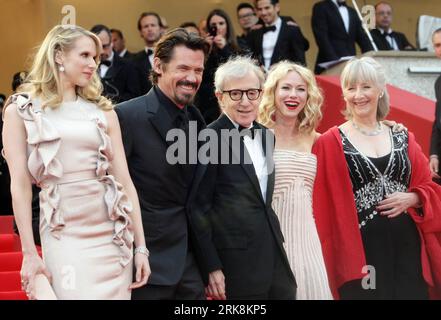 Bildnummer: 54050812 Datum: 15.05.2010 Copyright: imago/Xinhua (100516) -- CANNES, 16 maggio 2010 (Xinhua) -- attrice britannica Lucy Punch, attore statunitense Josh Brolin, regista statunitense Woody Allen, attrice britannica Naomi Watts e attrice britannica Gemma Jones (da L a R) arriva per la proiezione di You Will Meet a Tall Dark Stranger presentato fuori concorso al 63° Festival di Cannes, in Francia, il 15 maggio 2010. (Xinhua/Xiao He) (yc) (2)FRANCIA-CANNES-WOODY ALLEN PUBLICATIONxNOTxINxCHN People Kultur Entertainment Film 63. Internationale Filmfestspiele Cannes Filmfestival Premie Foto Stock