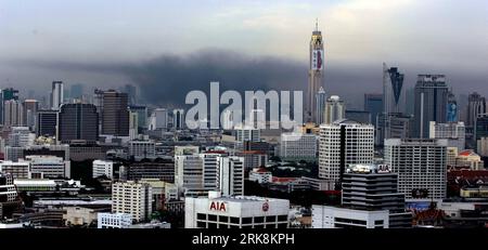 Bildnummer: 54052282 Datum: 16.05.2010 Copyright: imago/Xinhua (100516) -- BANGKOK, 16 maggio 2010 (Xinhua) -- il fumo che sale dalle gomme in fiamme si vede nella capitale tailandese Bangkok il 16 maggio 2010. Il Centro per la risoluzione della situazione di emergenza (CRES) del governo thailandese domenica ha deciso di non imporre un coprifuoco nella capitale Bangkok in questo momento, ha detto Aksara Kerdpol, l'assistente capo di stato maggiore dell'esercito. (Xinhua/Thana Nuntavoranut) (nxl) (1)THAILANDIA-BANGKOK-CURFEW-CANCELLATION PUBLICATIONxNOTxINxCHN Politik kbdig xmk 2010 quer premiumd xint o0 Rauch Vogelperspektive Stadtlandschaft o0 totale Bildnummer 5 Foto Stock