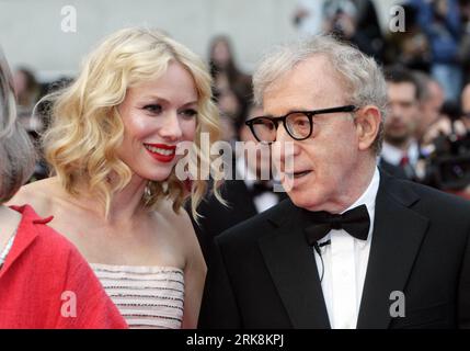 Bildnummer: 54050813 Datum: 15.05.2010 Copyright: imago/Xinhua (100516) -- CANNES, 16 maggio 2010 (Xinhua) -- l'attrice australiana di origine britannica Naomi Watts (L) e il regista statunitense Woody Allen arrivano per la proiezione di You Will Meet a Tall Dark Stranger presentato fuori concorso al 63° Festival di Cannes, in Francia, il 15 maggio 2010. (Xinhua/Xiao He) (yc) (4)FRANCIA-CANNES-WOODY ALLEN PUBLICATIONxNOTxINxCHN People Kultur Entertainment Film 63. Internationale Filmfestspiele Cannes Filmfestival Premiere kbdig xub 2010 quer highlight Bildnummer 54050813 Data 15 05 2010 Copyright Imago Foto Stock