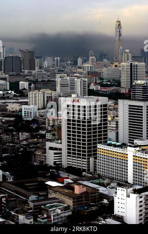 Bildnummer: 54052281 Datum: 16.05.2010 Copyright: imago/Xinhua (100516) -- BANGKOK, 16 maggio 2010 (Xinhua) -- il fumo che sale dalle gomme in fiamme si vede nella capitale tailandese Bangkok il 16 maggio 2010. Il Centro per la risoluzione della situazione di emergenza (CRES) del governo thailandese domenica ha deciso di non imporre un coprifuoco nella capitale Bangkok in questo momento, ha detto Aksara Kerdpol, l'assistente capo di stato maggiore dell'esercito. (Xinhua/Thana Nuntavoranut) (nxl) (2)THAILANDIA-BANGKOK-CURFEW-CANCELLATION PUBLICATIONxNOTxINxCHN Politik kbdig xmk 2010 hoch premiumd xint o0 Rauch Vogelperspektive Stadtlandschaft o0 totale Bildnummer 54 Foto Stock